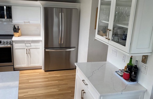 Katama Casa | Gorgeous South Beach Contemporary 5 min walk to beach with AC, and WiFi