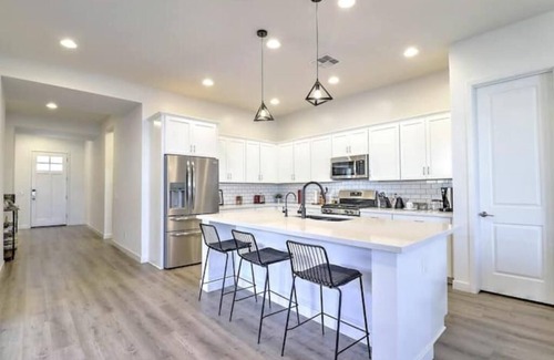 South Mountain Casa | Gorgeous South Mountain Home, King Bed & Amazing Amenities