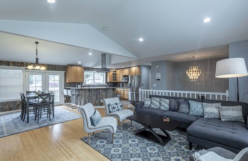Tukwila Casa | Gorgeous, spacious 2 floor home 3.5 miles from Airport