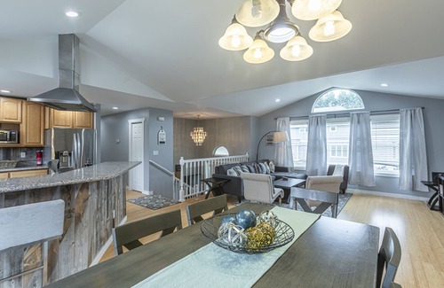 Tukwila Casa | Gorgeous, spacious 2 floor home 3.5 miles from Airport