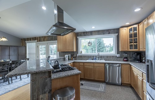 Tukwila Casa | Gorgeous, spacious 2 floor home 3.5 miles from Airport