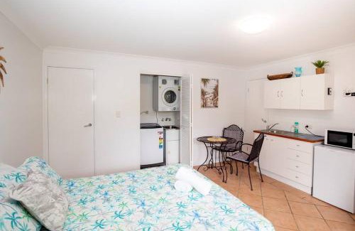 Point Lookout Apartamento | GORGEOUS STUDIO + 100M TO BEACH + POOL