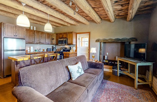 Taos Casa | Gorgeous Suite - Full Kitchen, Jetted Tub, Fireplaces - Walk to Dining, Dogs OK