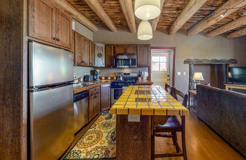 Taos Casa | Gorgeous Suite - Full Kitchen, Jetted Tub, Fireplaces - Walk to Dining, Dogs OK