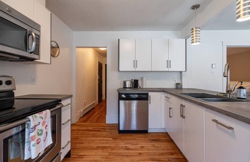 Bedford Apartamento | Gorgeous & Sunny Executive Suite, AC