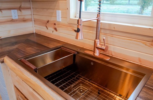 McNeil Cabina | Gorgeous tiny home cabin!Perfect for couples, small families or business travel!