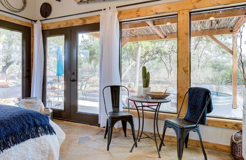 Hondo Cabina | Gorgeous Tiny House Retreat With Hot Tub