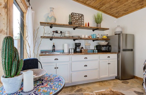 Hondo Cabina | Gorgeous Tiny House Retreat With Hot Tub