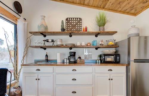 Hondo Cabina | Gorgeous Tiny House Retreat With Hot Tub