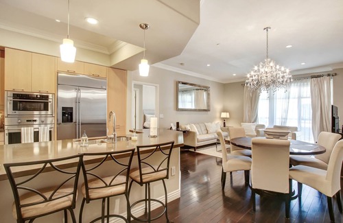 Downtown Condominio | Precioso rincón de la planta superior 2 dormitorios / 2 baños condo Americana en Brand!
