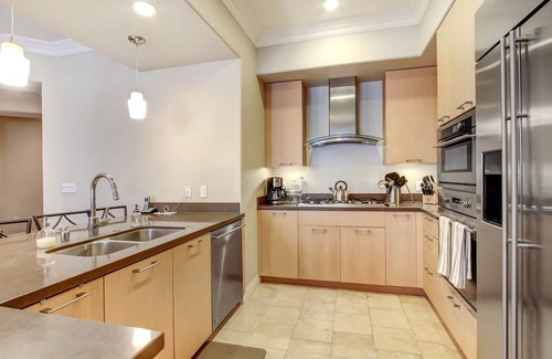 Downtown Condominio | Precioso rincón de la planta superior 2 dormitorios / 2 baños condo Americana en Brand!