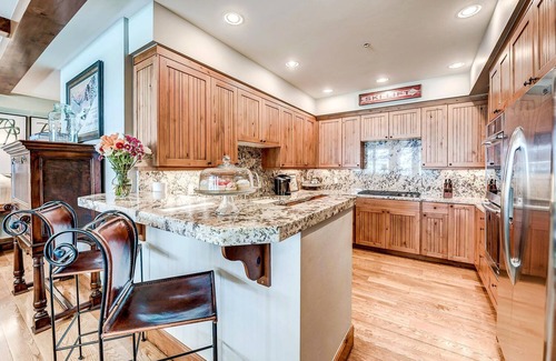 Avon Condominio | Precioso, verdadero condominio con entrada de esquí en Bear Paw Lodge con piscina en el lugar y bañera de hidromasaje