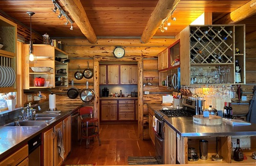 Helena Casa | Gorgeous Unique log home at Canyon Ferry Lake - Pet Friendly!
