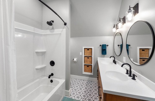 Markesan Casa | Gorgeous updated home 1 block from Green Lake waters