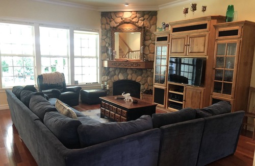 Central Oregon Casa | Gorgeous upscale home with hot tub & lovely garden.