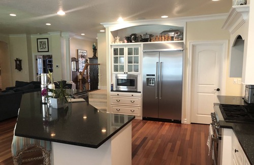 Central Oregon Casa | Gorgeous upscale home with hot tub & lovely garden.