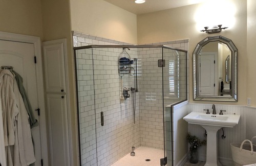 Central Oregon Casa | Gorgeous upscale home with hot tub & lovely garden.