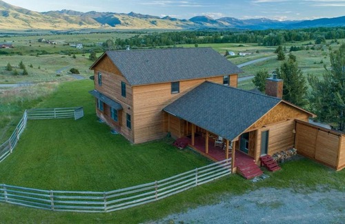 Emigrant Casa | Gorgeous Views, Big Hot Tub, 2 Fireplaces, IR Sauna, Spacious Rooms, Huge Deck