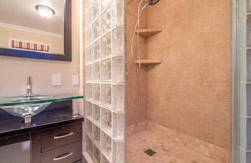 Emigrant Casa | Gorgeous Views, Big Hot Tub, 2 Fireplaces, IR Sauna, Spacious Rooms, Huge Deck