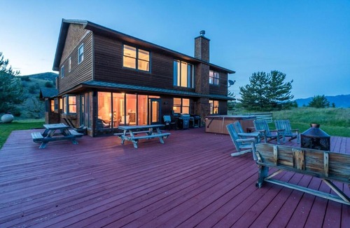 Emigrant Casa | Gorgeous Views, Big Hot Tub, 2 Fireplaces, IR Sauna, Spacious Rooms, Huge Deck