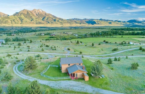 Emigrant Casa | Gorgeous Views, Big Hot Tub, 2 Fireplaces, IR Sauna, Spacious Rooms, Huge Deck