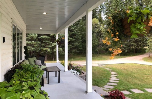East Kootenay Casa | Gorgeous Views-Great Location-Private Mountain Retreat-Hot Tub-Fire pit-Trails