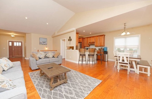 Round Lake Casa | Gorgeous Views of Round Lake, Minutes to Saratoga