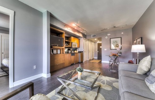 Lake Las Vegas Condominio | Magníficas vistas del lago, las montañas y la piscina, lujoso 1 cama 1 baño Apt.