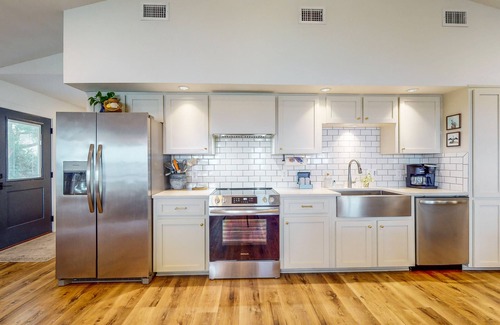 Fort Walton Beach Casa | Gorgeous waterfront coastal cottage with dock, Wifi, & private washer/dryer
