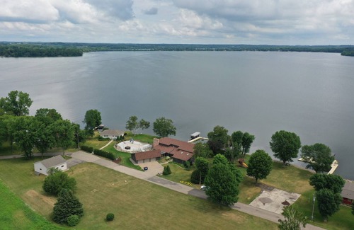 Faribault Casa | Gorgeous waterfront home on Cannon Lake