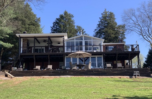 Loudon Apartamento | Gorgeous Waterfront -Non Smoking -Private Basement Suite
