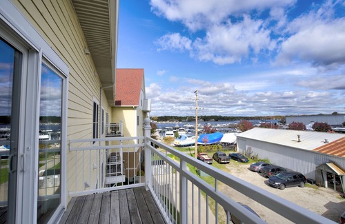 Spring Lake Condominio | Gorgeous Waterfront Condo on Spring Lake with Pool Access