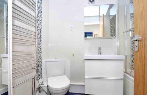 Westbourne Green Casa | Gorgeous white room with garden