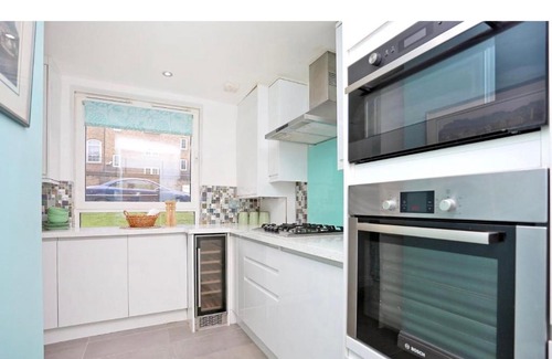 Westbourne Green Casa | Gorgeous white room with garden