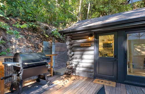 Scotts Valley Cabina | Gorgeous woodland cabin with private hot tub, creekside deck & pellet stove