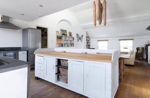 St. Helen's Apartamento | Gorgeous writer's loft style flat nr portobello rd