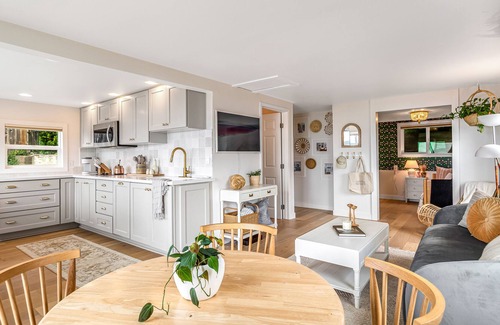 Camano Island Cabina | Gorgeously renovated home with Saratoga Passage views - 1 block to the beach