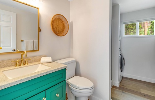 Camano Island Cabina | Gorgeously renovated home with Saratoga Passage views - 1 block to the beach
