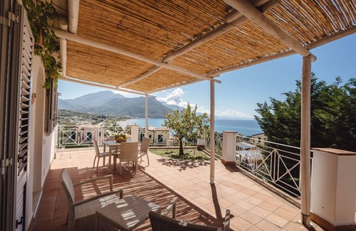 Villammare Apartamento | Gorgonia Sea view flat located in the Ruve Bianche Residence with swimming pool and private beach