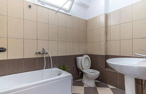 Himare Apartamento | Goro 10 - Front Pool, Kitchen & Parking