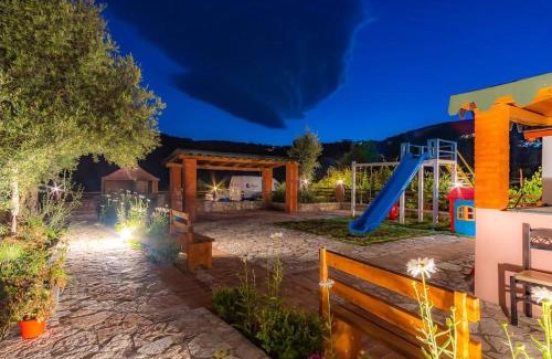 Himare Apartamento | Goro 10 - Front Pool, Kitchen & Parking