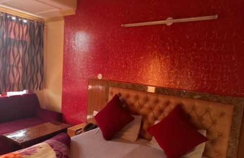 Knollswood Hotel | Goroomgo Hotel King Palace Shimla