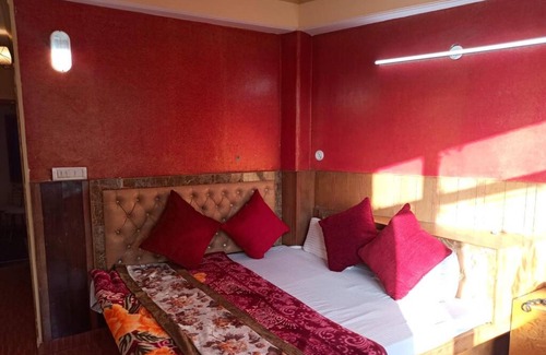 Knollswood Hotel | Goroomgo Hotel King Palace Shimla