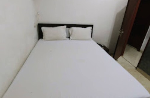 Jadavpur Hotel | Goroomgo Laxmi Guest House Jadavpur Kolkata