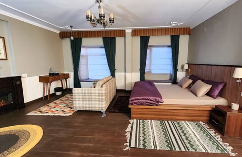 Theog Hotel | Goroomgo The Himalayan Shire Fagu, Shimla