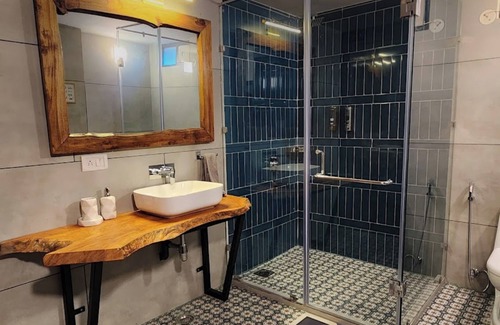 Theog Hotel | Goroomgo The Himalayan Shire Fagu, Shimla