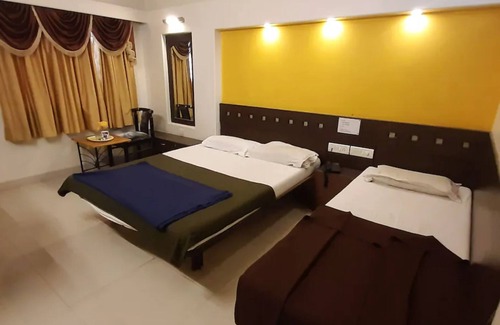 Yeshwanthpur Hotel | Goroomgo Veekay Regency Bengaluru