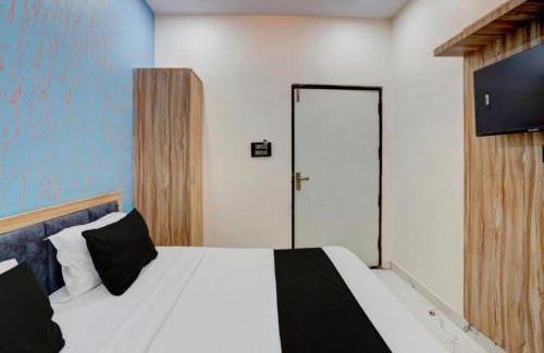 Mahmoorganj Hotel | Goroomgo Vrrinda Residency Varanasi - Perfect location with comfortable Room