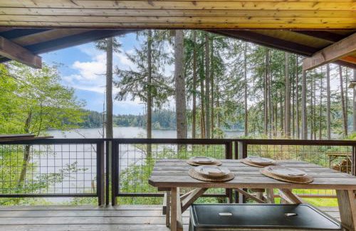 Langley Casa | Goss Lake Chalet by AvantStay Lakefront w Dock Fire Pit Outdoor Dining Area
