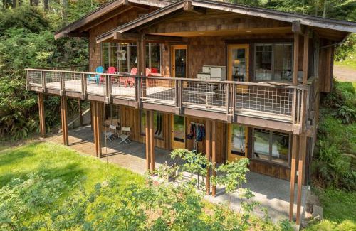 Langley Casa | Goss Lake Chalet by AvantStay Lakefront w Dock Fire Pit Outdoor Dining Area